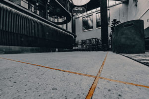 Duurin messinkilistat Gillet Bar & Bistron lattiassa luo tyylikkäitä linjoja