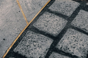 Duurin messinkilistat Gillet Bar & Bistron lattiassa toimivat katseenvangitsijoina