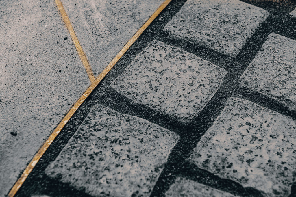 Duurin messinkilistaa Gillet Bar & Bistron lattiassa