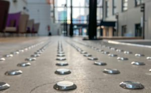 Majakkasairaalan lattiatunnisteita.