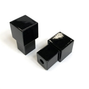 NELIÖKULMAPALA 12MM MUSTA ALUMIINI SISÄ- JA ULKOKULMAAN